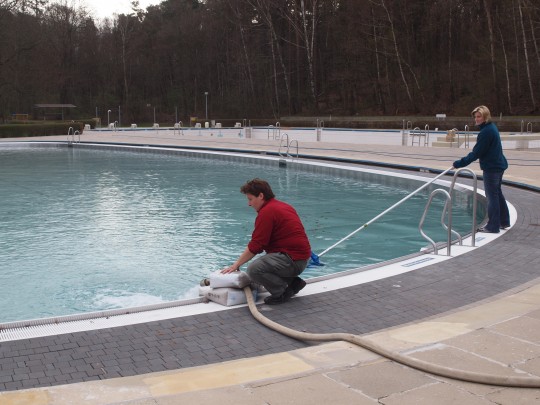 Claudia Obermann und Silke Gawalleck beim Befüllen des Nichtschwimmerbeckens