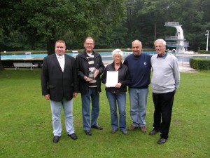 Wittich Schobert überreichte den Bürgerpreis der CDU an den Förderverein Waldbad Birkerteich
