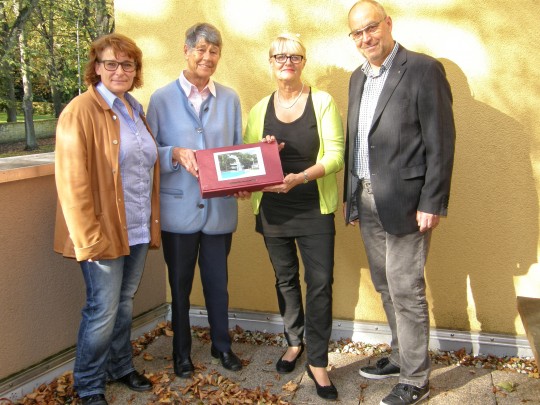 Die großzügige Spenderin Gerda Schneidewind (zweite von links) mit Claudia Obermann, Birgit Struck und Martin Lehmann vom Förderverein Waldbad Birkerteich.