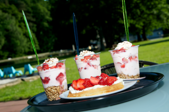 Waffeln mit frischen Erdbeeren im Pavillon im Waldbad Birkerteich © Foto Heiko Hinze