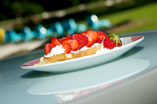 Waffeln mit frischen Erdbeeren im Pavillon im Waldbad Birkerteich © Foto Heiko Hinze
