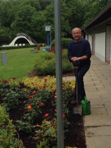 Karl Heinz Broska setzt neue Rosen